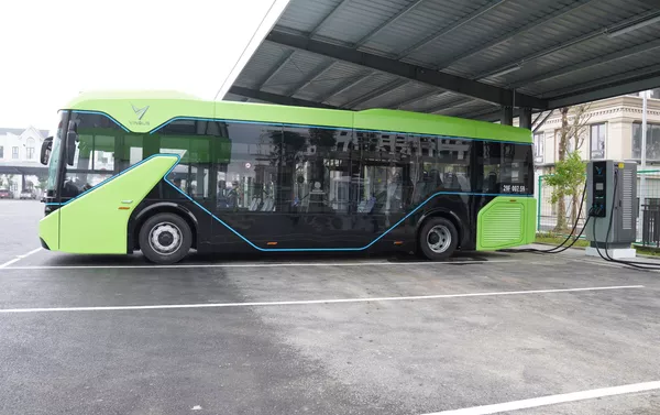 Xe bus điện Vinbus lăn bánh Xe bus điện Vinbus lăn bánh - Sputnik Việt Nam