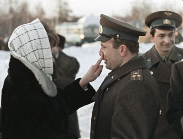 Nhà du hành vũ trụ Liên Xô Valentina Tereshkova và Yuri Gagarin, 1965 - Sputnik Việt Nam