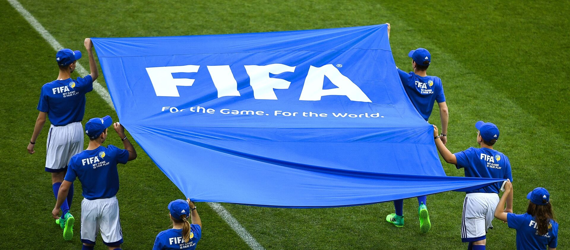 Cờ FIFA trên sân bóng đá. - Sputnik Việt Nam, 1920, 08.04.2021