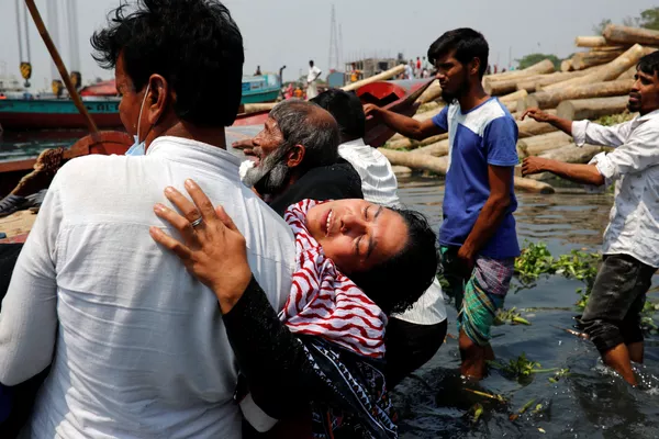 Người thân thương tiếc nạn nhân vụ phà va chạm tàu chở hàng trên sông Shitalakhsyaa ở Narayanganj, Bangladesh Người thân thương tiếc nạn nhân vụ phà va chạm tàu chở hàng trên sông Shitalakhsyaa ở Narayanganj, Bangladesh - Sputnik Việt Nam