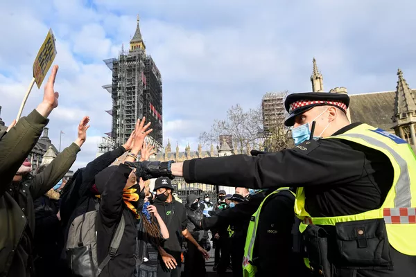 Những người biểu tình giơ tay trước cảnh sát London, Vương quốc Anh Những người biểu tình giơ tay trước cảnh sát London, Vương quốc Anh - Sputnik Việt Nam