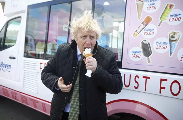Thủ tướng Anh Boris Johnson ăn kem khi đến thăm công viên giải trí Haven Perran Sands ở Perranport, Cornwall Thủ tướng Anh Boris Johnson ăn kem khi đến thăm công viên giải trí Haven Perran Sands ở Perranport, Cornwall - Sputnik Việt Nam