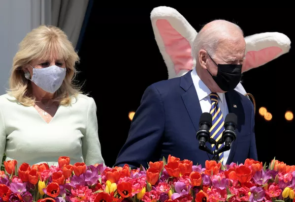 Tổng thống Mỹ Joe Biden và Đệ nhất phu nhân Jill Biden với chú thỏ Phục Sinh tại Nhà Trắng Tổng thống Mỹ Joe Biden và Đệ nhất phu nhân Jill Biden với chú thỏ Phục Sinh tại Nhà Trắng - Sputnik Việt Nam