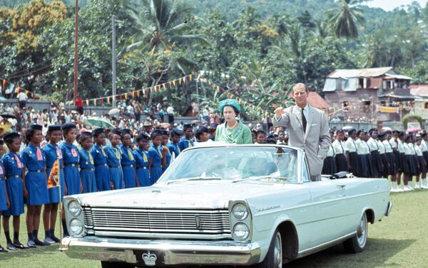 Nữ hoàng Elizabeth II và Hoàng thân Philip trong một bữa tiệc dành cho trẻ em ở Saint Lucia năm 1966 - Sputnik Việt Nam