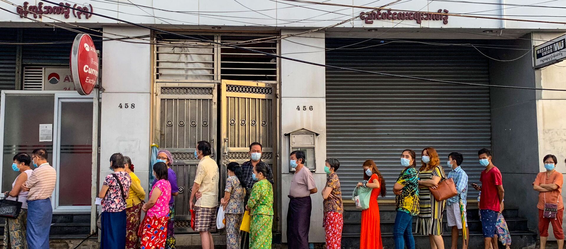 Người xếp hàng tại Ngân hàng AYA ở Yangon. - Sputnik Việt Nam, 1920, 15.08.2021