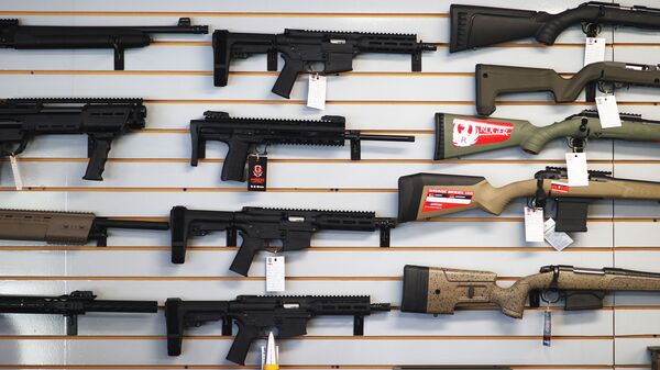 Vũ khí bày bán, treo trên tường Wex Gunworks vào ngày 24 tháng 3 năm 2021, Florida. Tổng thống Hoa Kỳ Joe Biden kêu gọi ngay lập tức thông qua luật để giúp kiềm chế bạo lực sử dụng súng trong quận. - Sputnik Việt Nam