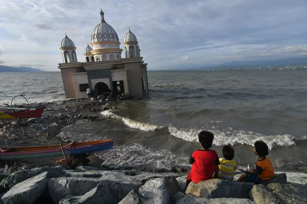 Trẻ em gần nhà thờ Hồi giáo trong tháng ăn chay Ramadan, Indonesia Trẻ em gần nhà thờ Hồi giáo trong tháng ăn chay Ramadan, Indonesia - Sputnik Việt Nam