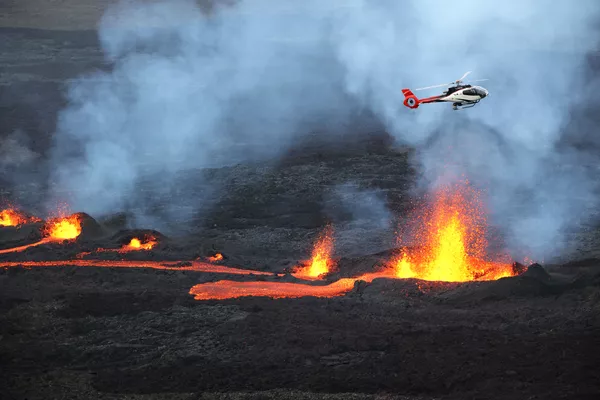 Trực thăng bay trên dung nham tràn ra từ núi lửa Piton de la Fournaise Trực thăng bay trên dung nham tràn ra từ núi lửa Piton de la Fournaise - Sputnik Việt Nam