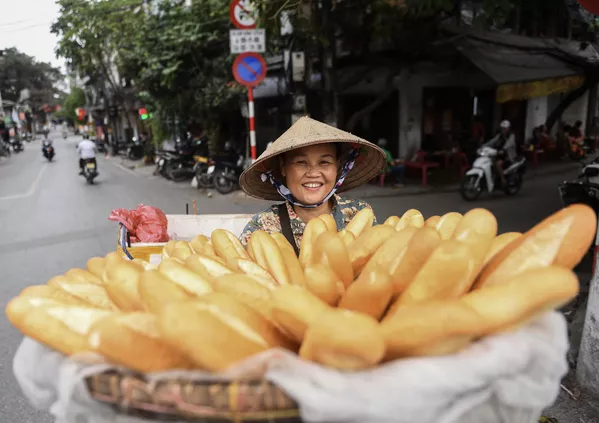 Người bán rong bánh mì trên đường phố Hà Nội, Việt Nam Người bán rong bánh mì trên đường phố Hà Nội, Việt Nam - Sputnik Việt Nam