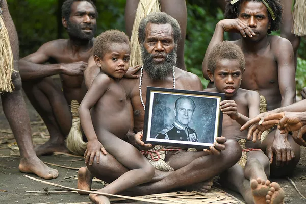 Trưởng bộ tộc Yakel với bức chân dung Hoàng thân Philip ở Vanuatu Trưởng bộ tộc Yakel với bức chân dung Hoàng thân Philip ở Vanuatu - Sputnik Việt Nam