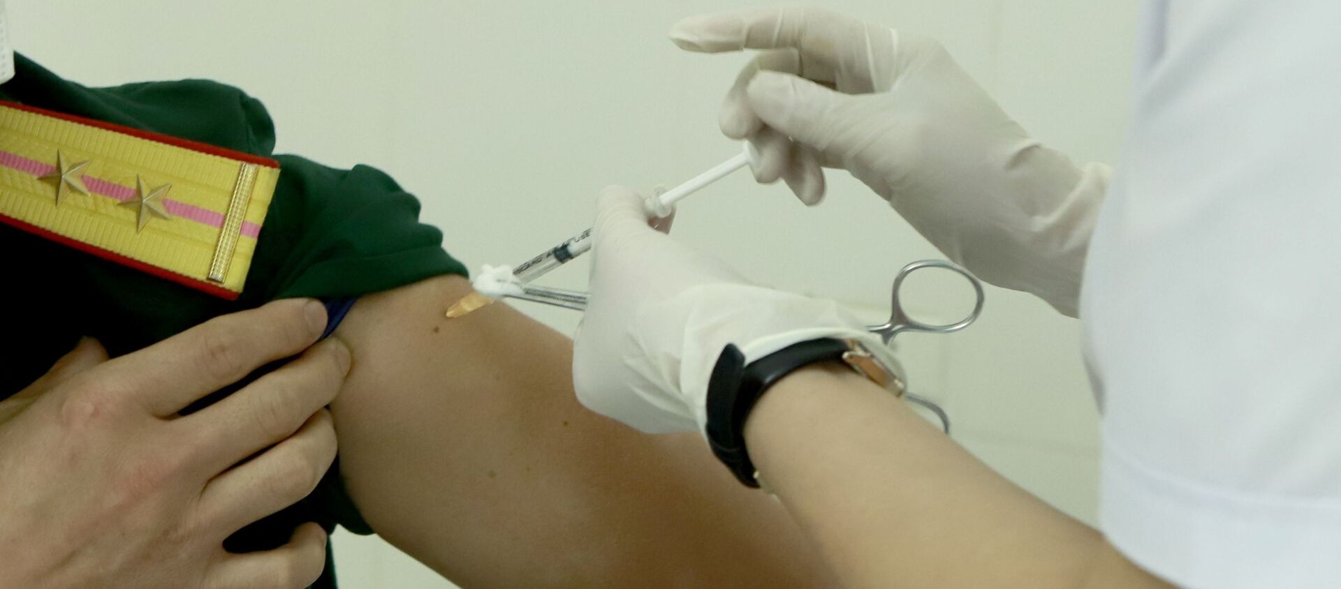 Tiêm vaccine cho cán bộ, chiến sĩ các đơn vị trực thuộc Quân khu 2. - Sputnik Việt Nam, 1920, 16.04.2021