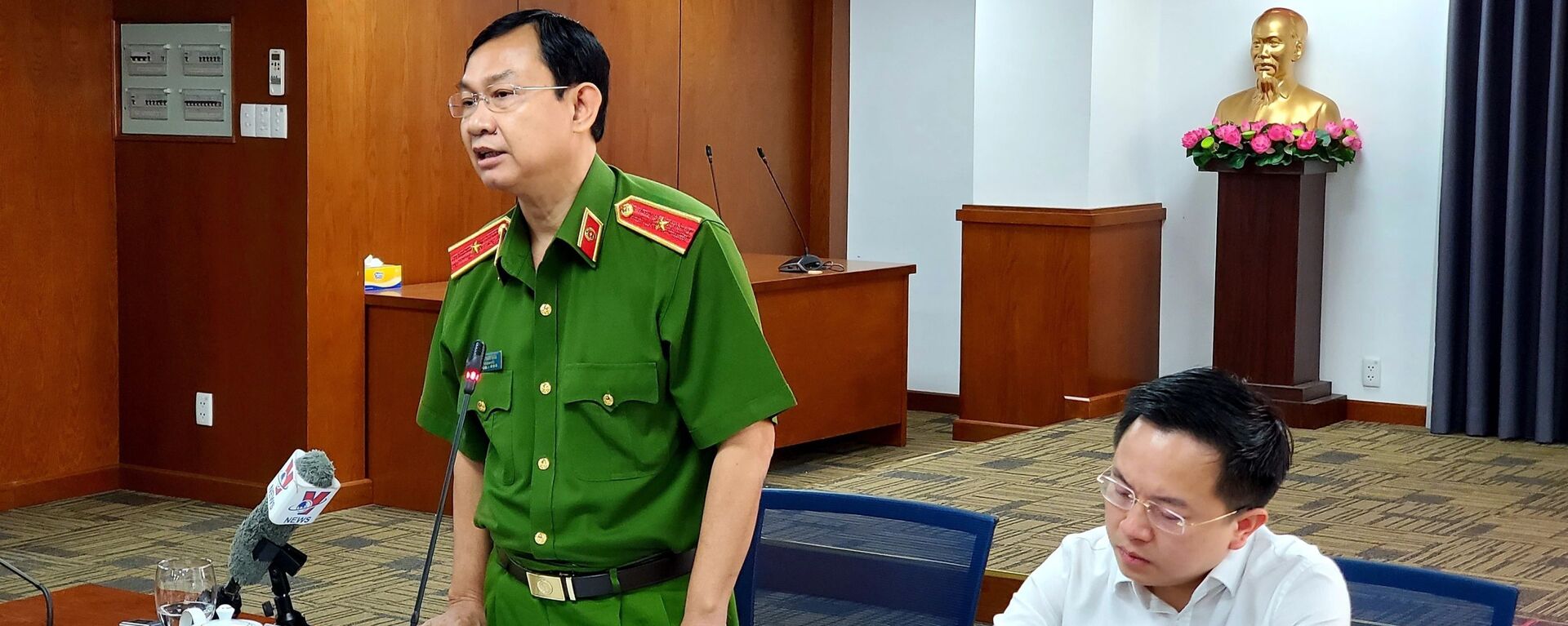 Thiếu tướng Đinh Thanh Nhàn, Phó Giám đốc Công an Thành phố Hồ Chí Minh thông tin tại buổi họp báo - Sputnik Việt Nam, 1920, 18.04.2021