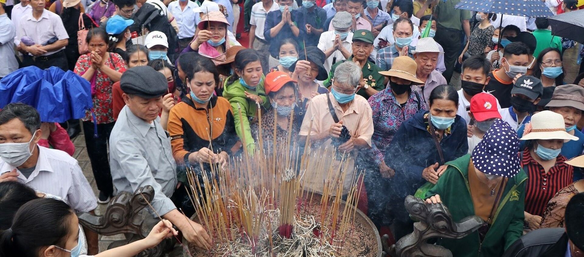  Thay mặt đồng bào cả nước, lãnh đạo tỉnh Phú Thọ và đại diện các cấp chính quyền, đoàn thể đã thành kính dâng hương tưởng nhớ Tổ Mẫu Âu Cơ. - Sputnik Việt Nam, 1920, 19.04.2021