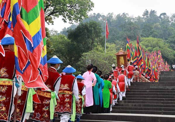 Đoàn rước kiệu dâng lễ vật hương, hoa, bánh chưng, bánh giầy gắn liền với những truyền thuyết về vua Hùng - Sputnik Việt Nam