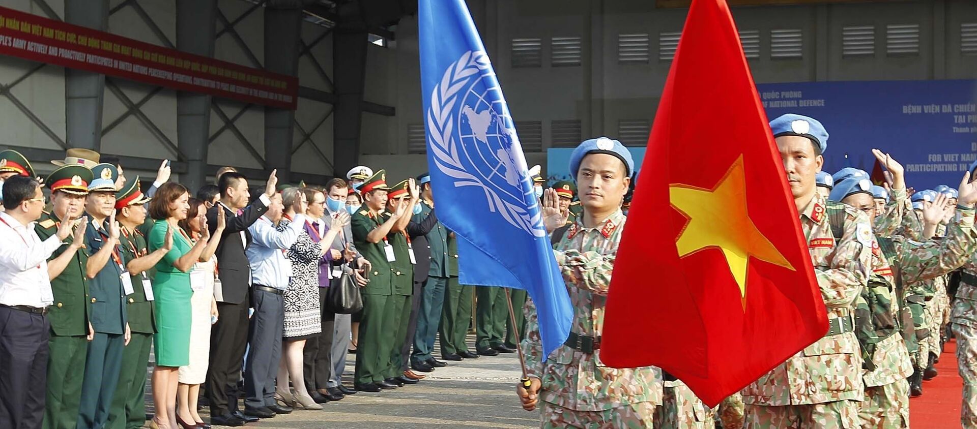 Nghi lễ xuất quân Bệnh viện dã chiến cấp 2 số 3 lên đường làm nhiệm vụ tại Bentiu, Nam Sudan. - Sputnik Việt Nam, 1920, 22.04.2021