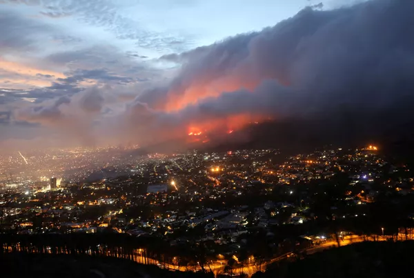 Cháy rừng trên sườn núi ở Cape Town, Nam Phi Cháy rừng trên sườn núi ở Cape Town, Nam Phi - Sputnik Việt Nam