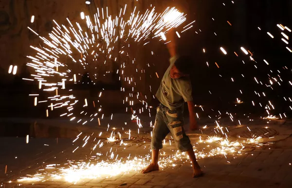 Cậu bé chơi với pháo hoa trong lễ kỷ niệm tháng Ramadan ở thành phố Gaza Cậu bé chơi với pháo hoa trong lễ kỷ niệm tháng Ramadan ở thành phố Gaza - Sputnik Việt Nam