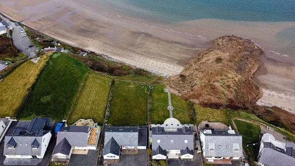 Những ngôi nhà trên vách đá sau vụ sập bờ biển ở làng Nefyn, xứ Wales, Vương quốc Anh Những ngôi nhà trên vách đá sau vụ sập bờ biển ở làng Nefyn, xứ Wales, Vương quốc Anh - Sputnik Việt Nam