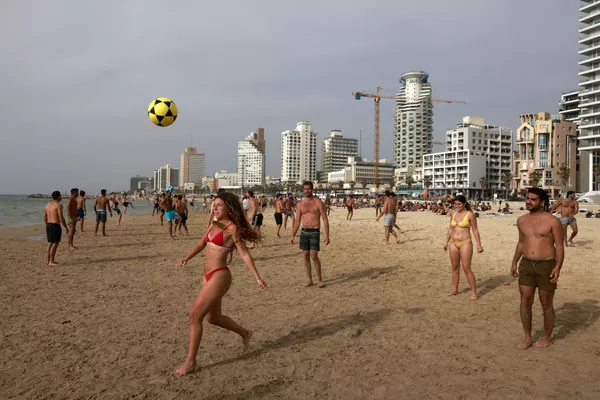 Những người chơi bóng trên bãi biển ở Tel Aviv Những người chơi bóng trên bãi biển ở Tel Aviv - Sputnik Việt Nam