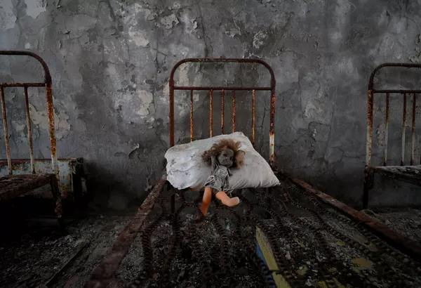 Búp bê cổ trong trường mẫu giáo gần nhà máy điện hạt nhân Chernobyl ở thành phố bỏ hoang Pripyat, Ukraina Búp bê cổ trong trường mẫu giáo gần nhà máy điện hạt nhân Chernobyl ở thành phố bỏ hoang Pripyat, Ukraina - Sputnik Việt Nam