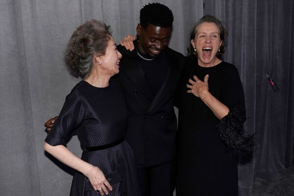 Nữ diễn viên Youn Yuh-jung, nam diễn viên Daniel Kaluuya và nữ diễn viên Frances McDormand tại Lễ trao giải Oscar lần thứ 93 ở Los Angeles - Sputnik Việt Nam