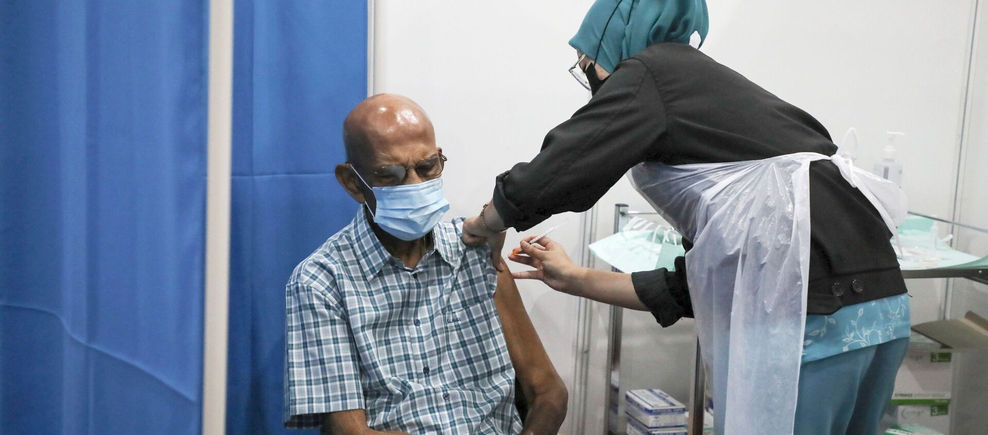 Tiêm chủng vaccine ở Malaysia. - Sputnik Việt Nam, 1920, 26.04.2021