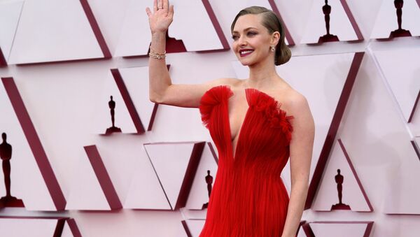 Nữ diễn viên Amanda Seyfried trên thảm đỏ trong Lễ trao giải Oscar lần thứ 93 ở Los Angeles - Sputnik Việt Nam