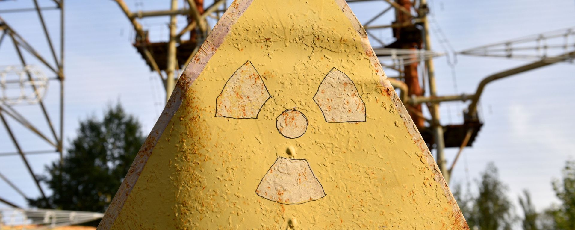Bảng hiệu cảnh báo bức xạ trong khu vực loại trừ của nhà máy điện hạt nhân Chernobyl. - Sputnik Việt Nam, 1920, 14.09.2026