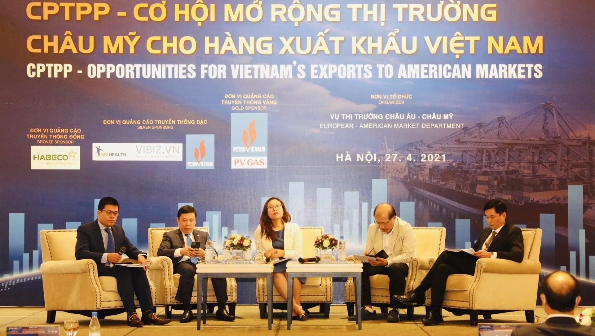 Đại diện cơ quan chức năng, doanh nghiệp tại phiên thảo luận.