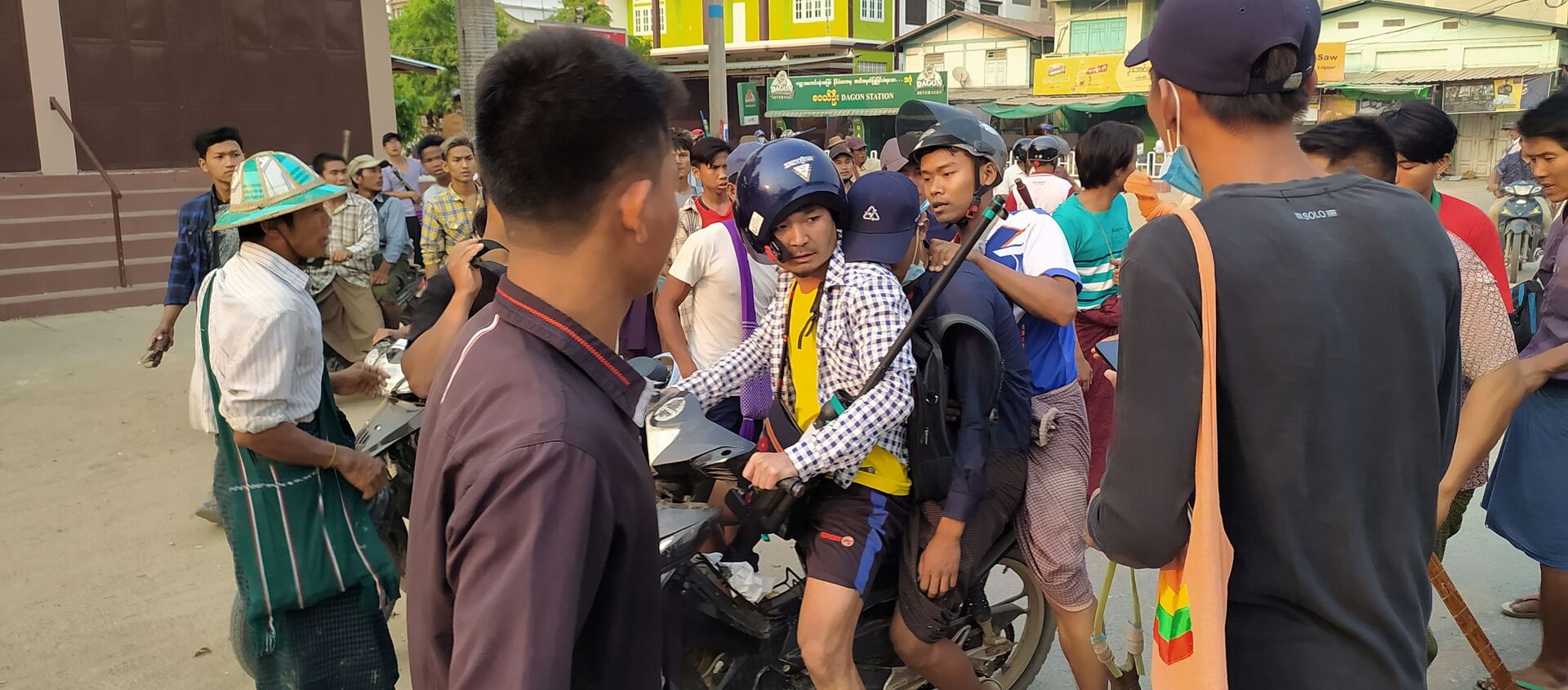 Demonstrators are seen before a clash with security forces in Taze, Sagaing Region, Myanmar April 7, 2021, in this image obtained by Reuters.  - Sputnik Việt Nam, 1920, 28.04.2021