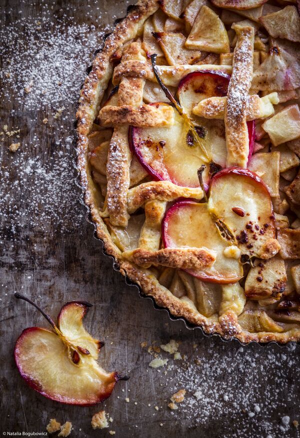 “Quả táo trong bánh”» (Apple in cake) của nhiếp ảnh gia Ba Lan Natalia Bogubowicz, người chiến thắng hạng mục Pink Lady® Apple a Day tại cuộc thi Pink Lady® Food Photographer of the 2021 - Sputnik Việt Nam