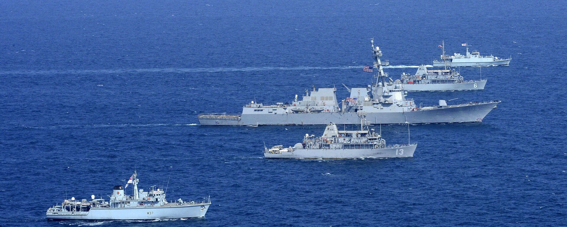 Các tàu của Mỹ và Anh trong một cuộc tập trận ở Vịnh Ba Tư - Sputnik Việt Nam, 1920, 16.03.2026