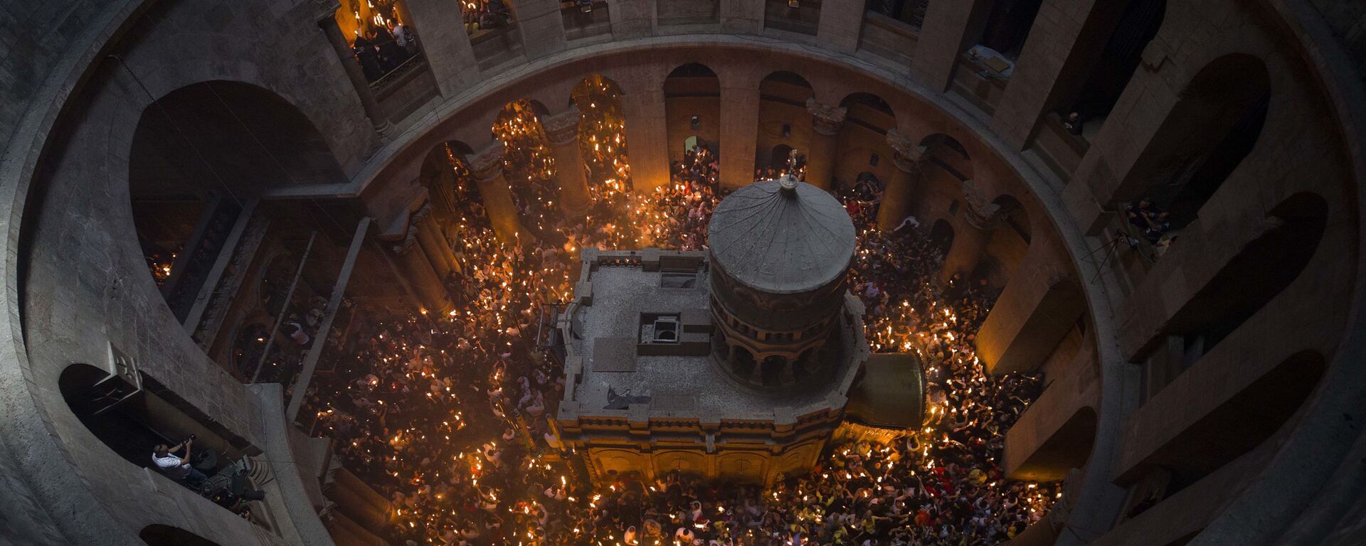 Nghi thức Lửa Thánh giáng trần trong Nhà thờ Mộ Chúa ở Jerusalem - Sputnik Việt Nam, 1920, 18.04.2025