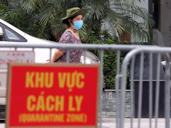 Ngày 2/5/2021, toà chung cư Viễn Đông Star (Hà Nội) được phong toả sau khi một cư dân nơi đây là nhân viên quán karaoke Sunny (Vĩnh Phúc) được xác định dương tính với SARS-CoV-2 Ngày 2/5/2021, toà chung cư Viễn Đông Star (Hà Nội) được phong toả sau khi một cư dân nơi đây là nhân viên quán karaoke Sunny (Vĩnh Phúc) được xác định dương tính với SARS-CoV-2 - Sputnik Việt Nam