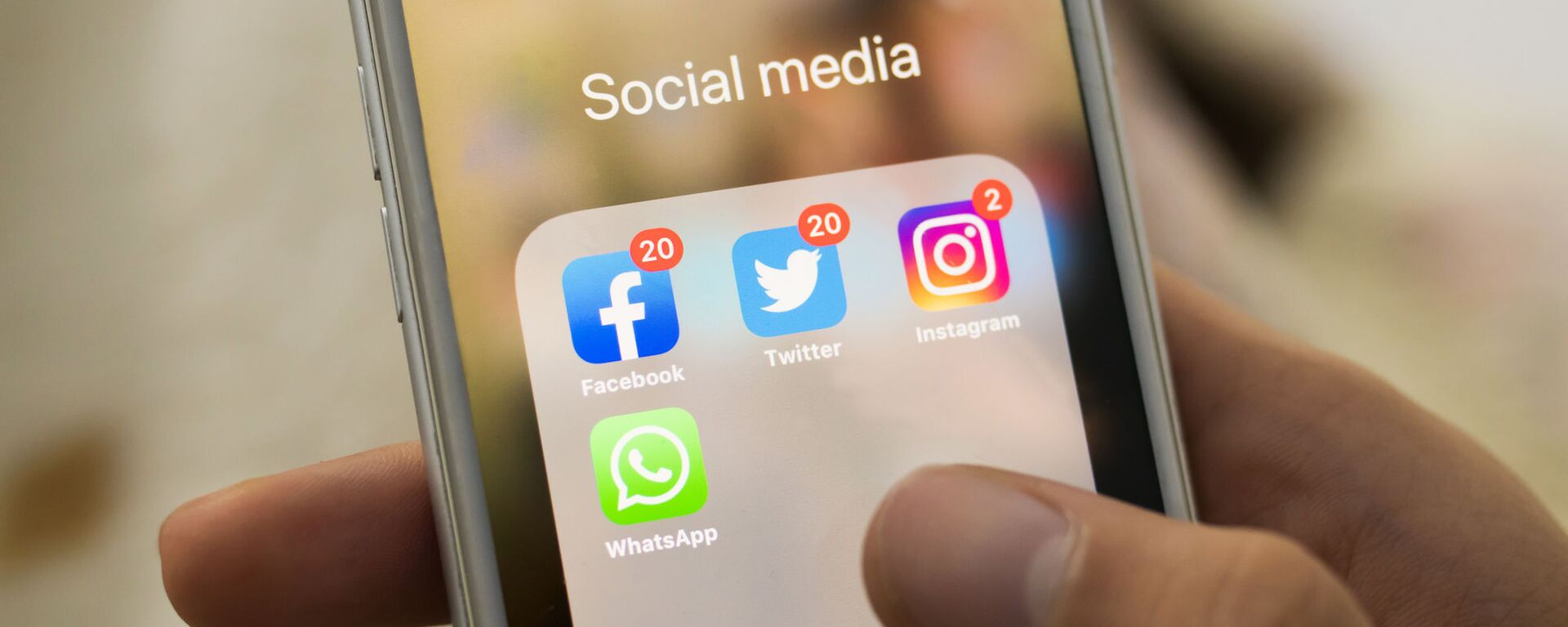 Biểu tượng Facebook, Twitter, Instagram, WhatsApp trên màn hình điện thoại thông minh - Sputnik Việt Nam, 1920, 25.10.2021