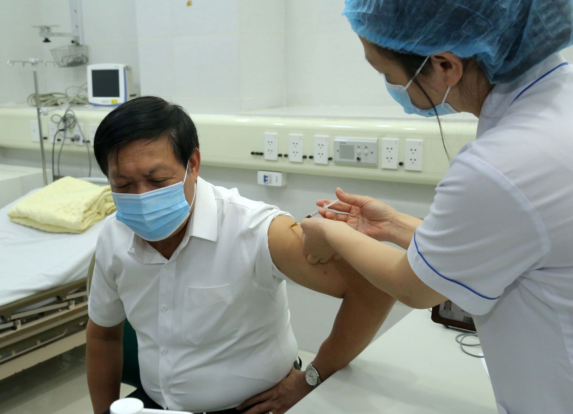 Bộ trưởng Nguyễn Thanh Long và 3 thứ trưởng Bộ Y tế tiêm vaccine AstraZeneca - Sputnik Việt Nam, 1920, 06.05.2021