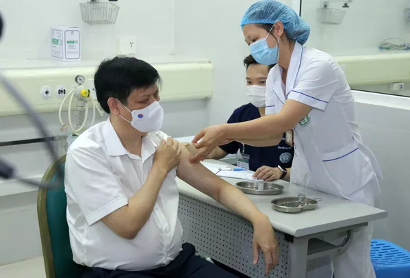 Bộ trưởng Bộ Y tế Nguyễn Thanh Long tiêm vaccine phòng COVID-19 Bộ trưởng Bộ Y tế Nguyễn Thanh Long tiêm vaccine phòng COVID-19 - Sputnik Việt Nam