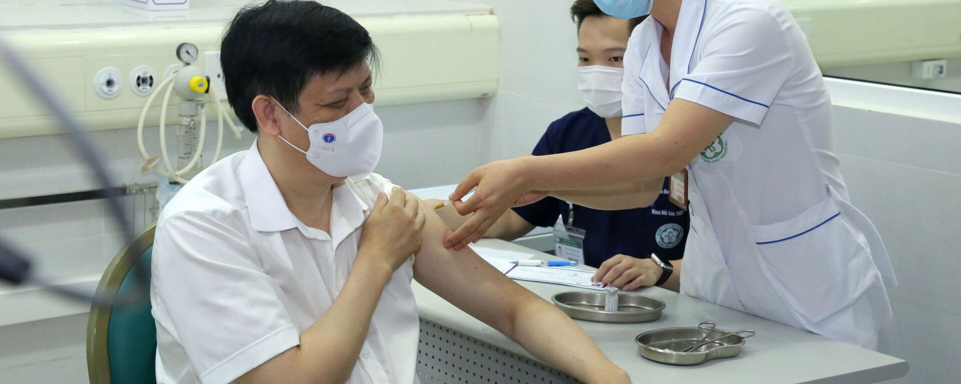 Bộ trưởng Bộ Y tế Nguyễn Thanh Long tiêm vaccine phòng COVID-19 - Sputnik Việt Nam, 1920, 02.06.2021