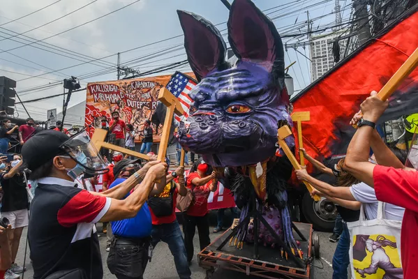 Phá huỷ hình nộm Tổng thống Philippines Rodrigo Duterte trong cuộc biểu tình phản đối nhân Ngày lễ Lao động ở Manila, Philippines Phá huỷ hình nộm Tổng thống Philippines Rodrigo Duterte trong cuộc biểu tình phản đối nhân Ngày lễ Lao động ở Manila, Philippines - Sputnik Việt Nam