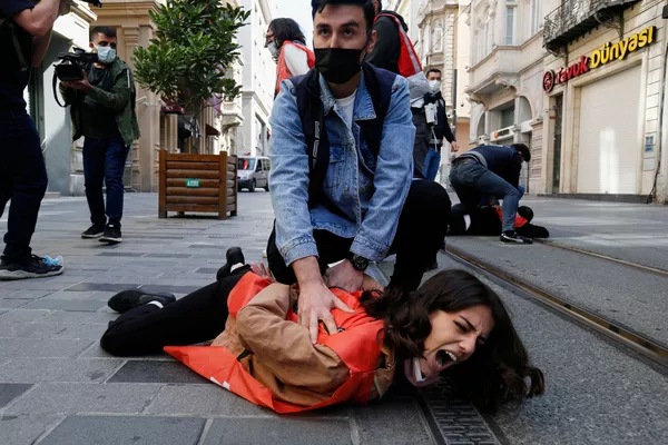 Cảnh sát bắt giữ người biểu tình vi phạm chế độ cách ly ở Istanbul, Thổ Nhĩ Kỳ Cảnh sát bắt giữ người biểu tình vi phạm chế độ cách ly ở Istanbul, Thổ Nhĩ Kỳ - Sputnik Việt Nam