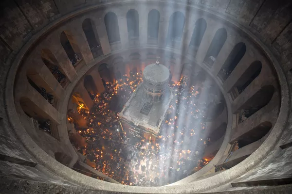 Lửa Thánh giáng trần trong Nhà thờ Mộ Chúa ở Jerusalem Lửa Thánh giáng trần trong Nhà thờ Mộ Chúa ở Jerusalem - Sputnik Việt Nam