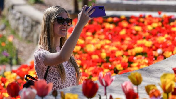 Khách thăm triển lãm «Cuộc diễu hành của hoa Tulip» trong Vườn bách thảo Nikitsky ở Yalta, LB Nga - Sputnik Việt Nam