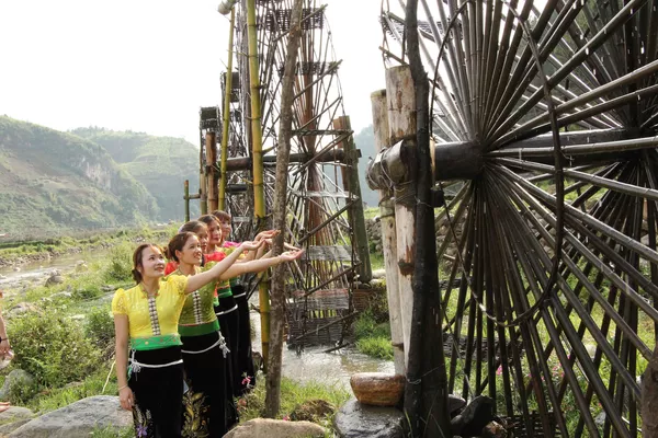 Các cô gái dân tộc Thái bên những guồng nước ở xã Ngọc Chiến, huyện Mường La, tỉnh Sơn La Các cô gái dân tộc Thái bên những guồng nước ở xã Ngọc Chiến, huyện Mường La, tỉnh Sơn La - Sputnik Việt Nam