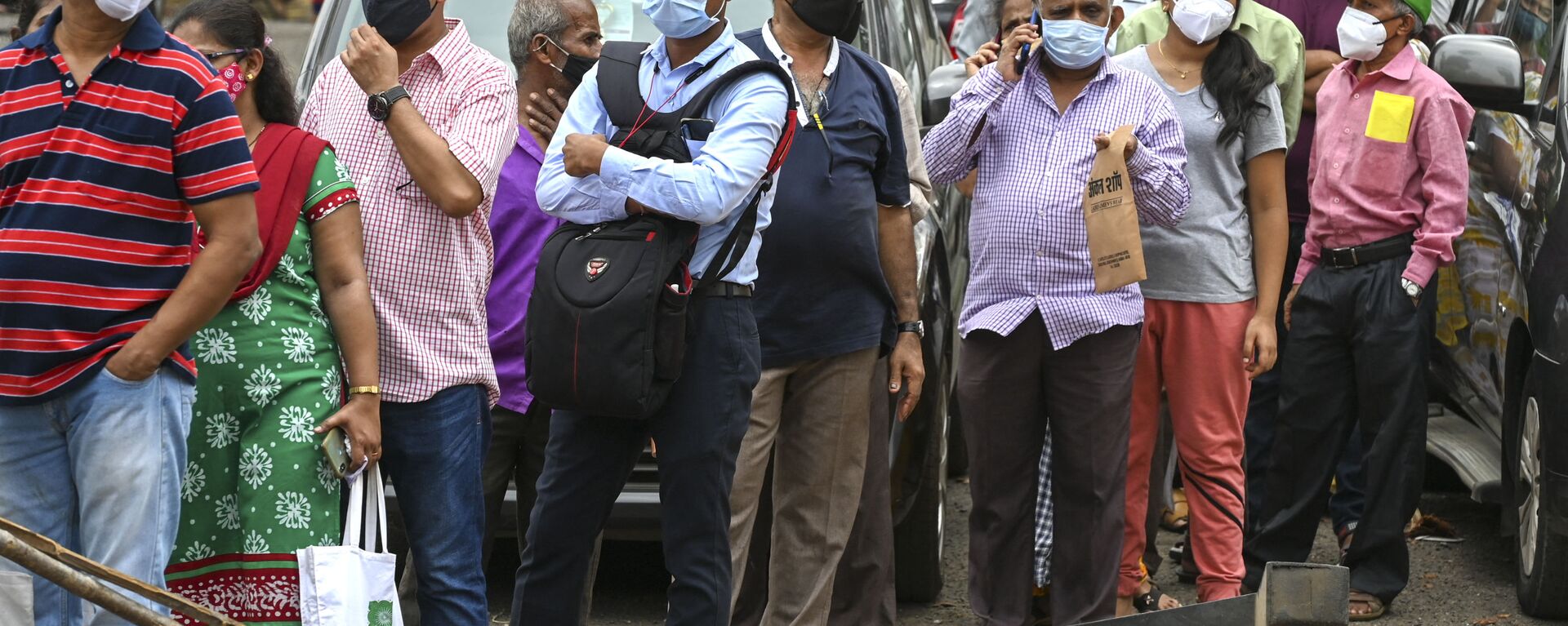 Mọi người xếp hàng tiêm vắc-xin Covid tại trung tâm tiêm chủng ở Mumbai, Ấn Độ. - Sputnik Việt Nam, 1920, 30.09.2021