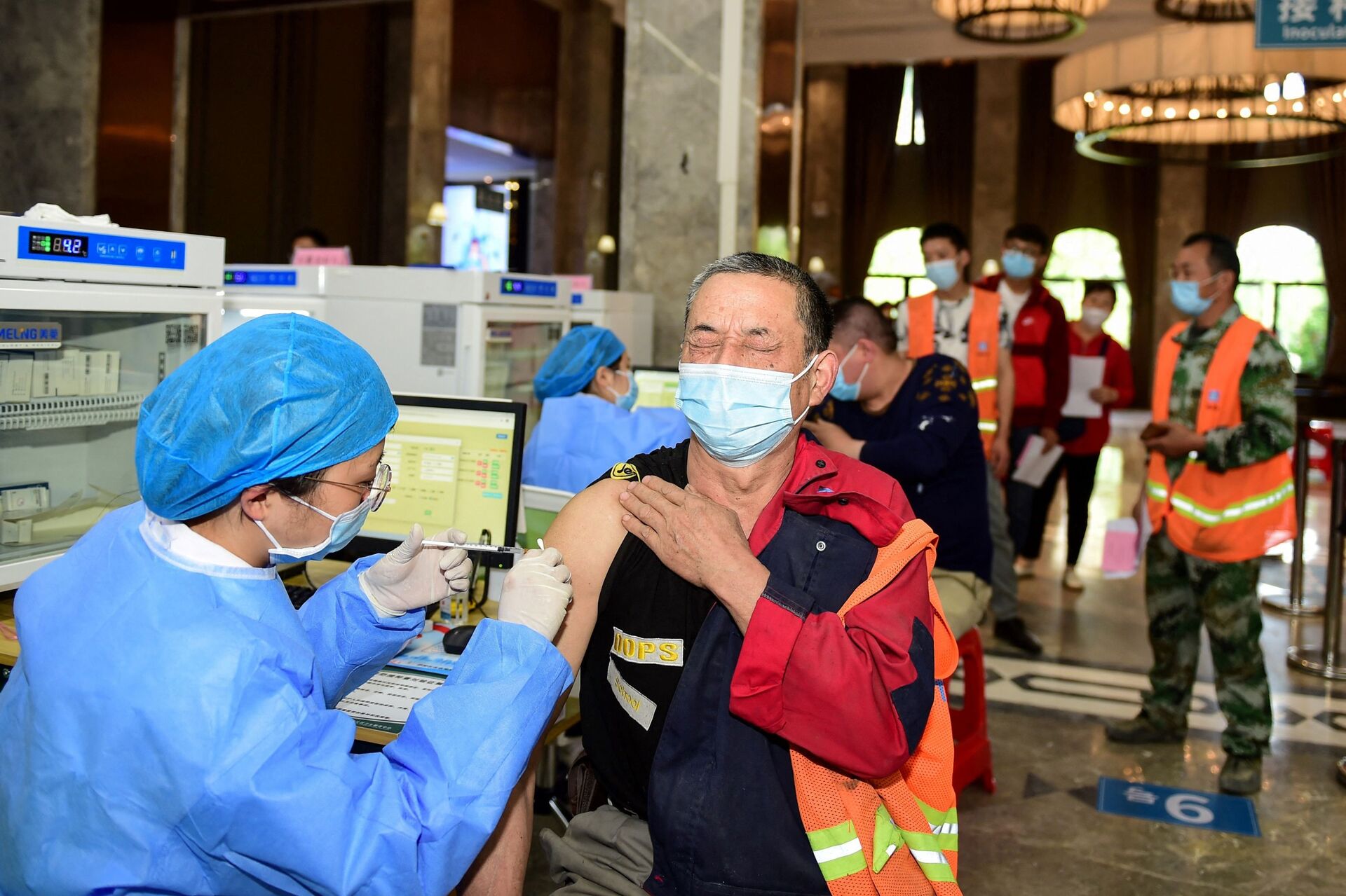 Vaccine miễn phí, ăn bánh rán uống bia: Những chiêu thức lạ thường để khuyến khích tiêm chủng - Sputnik Việt Nam, 1920, 07.05.2021