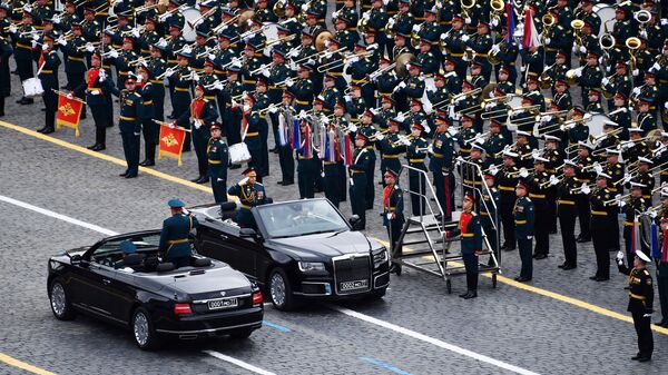  Tư lệnh trưởng Lục quân, Đại tướng Oleg Salyukov, báo cáo với Bộ trưởng Quốc phòng Sergei Shoigu về trạng thái sẵn sàng của đội ngũ diễu binh - Sputnik Việt Nam