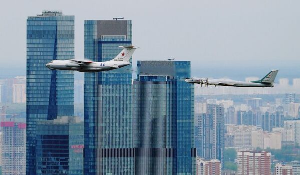 Máy bay tiếp dầu Il-78 và máy bay ném bom chiến lược Tu-95MS bay qua trung tâm thương mại Moscow-City - Sputnik Việt Nam