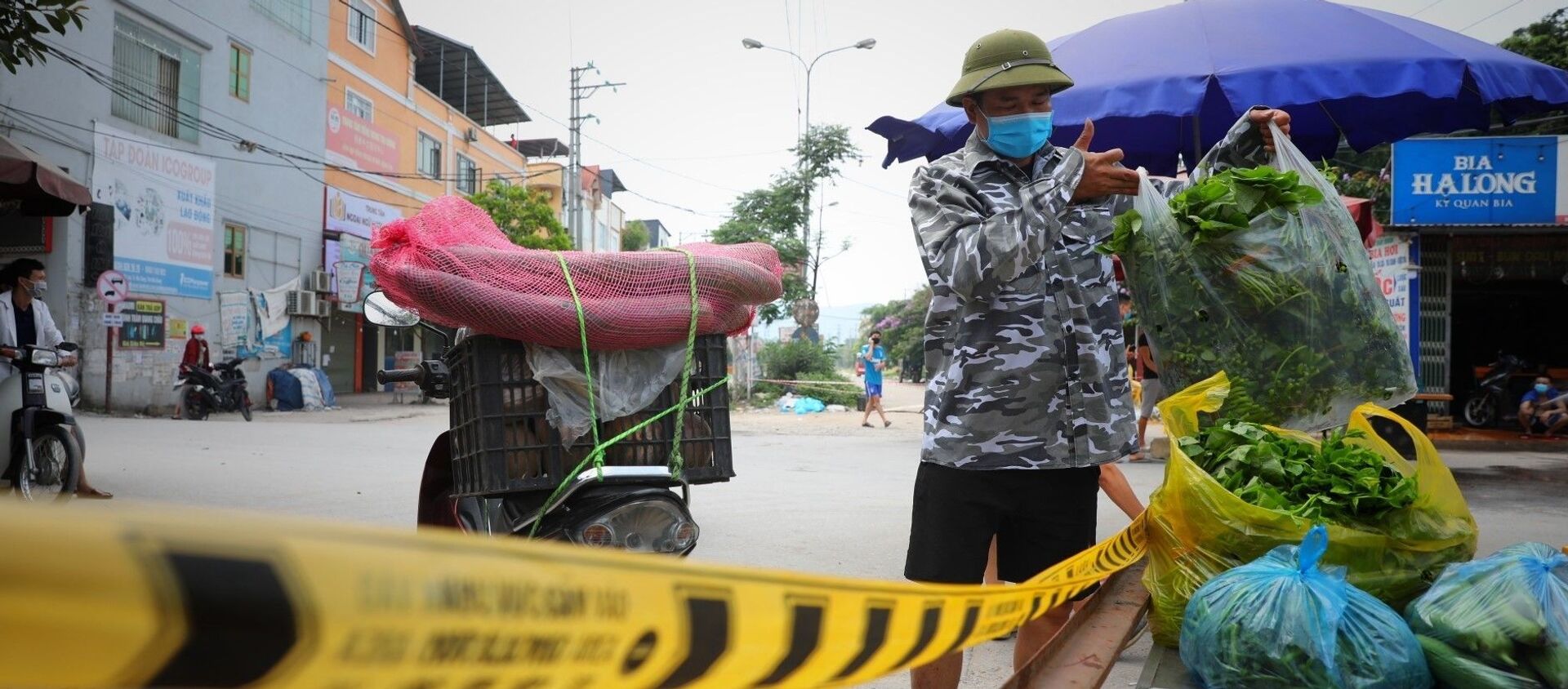 Người dân cung cấp nhu yếu phẩm vào khu cách ly theo đúng quy trình dịch tế tại chốt kiểm soát dịch tổ dân phố My Điền 1. - Sputnik Việt Nam, 1920, 11.05.2021