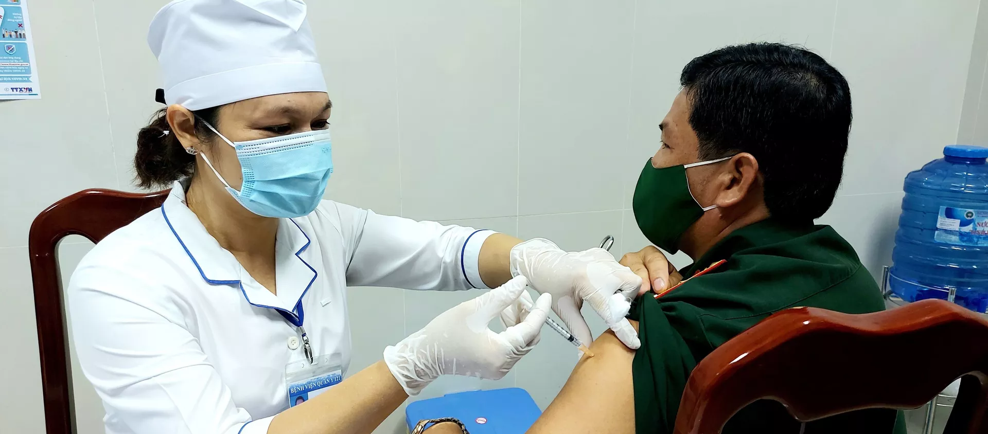 Nhân viên y tế tiến hành tiêm vaccine cho cán bộ, chiến sĩ thuộc Bộ Chỉ huy Quân sự tỉnh Bạc Liêu.  - Sputnik Việt Nam, 1920, 26.05.2021