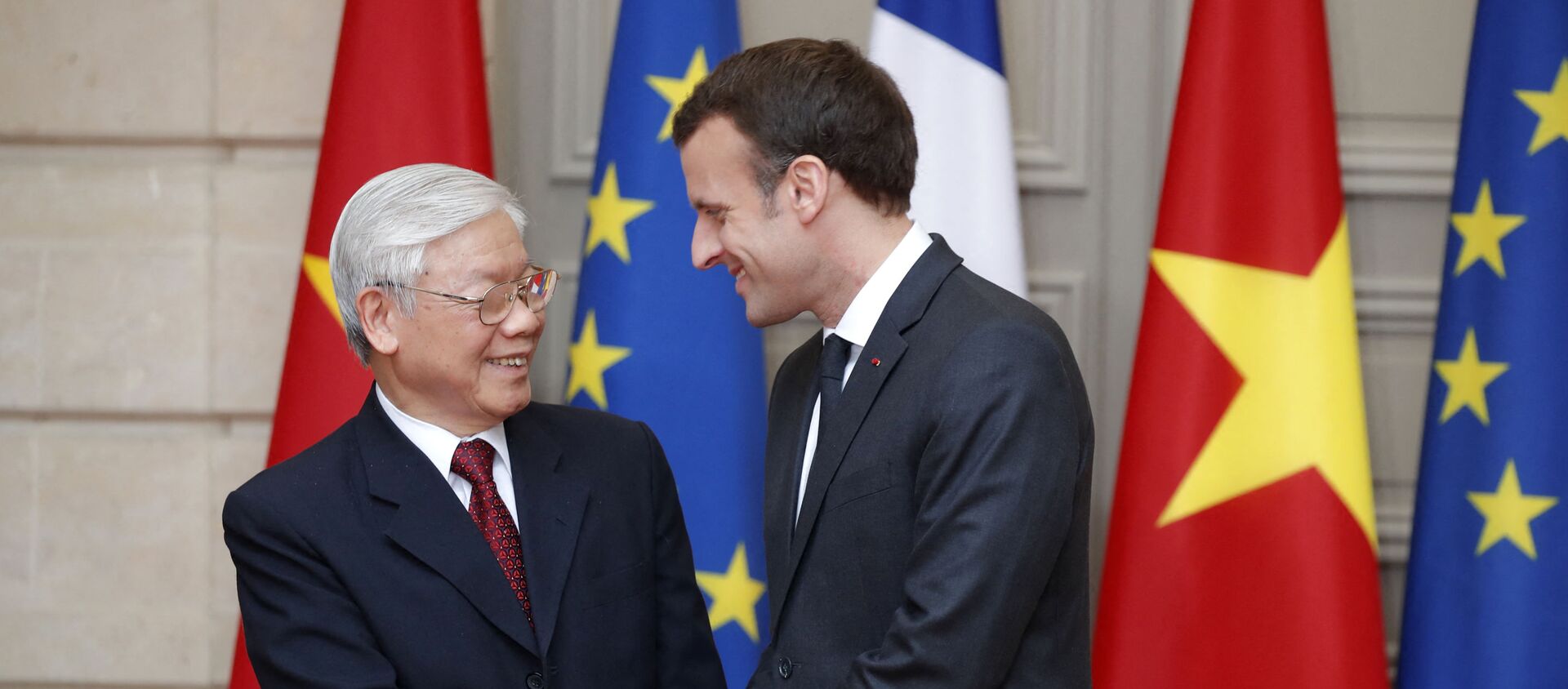 Tổng bí thư Nguyễn Phú Trọng và Emmanuel Macron. - Sputnik Việt Nam, 1920, 12.05.2021